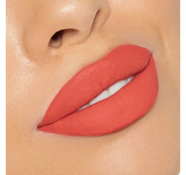 Kylie Cosmetics Show off Matte Lip Kit - Image 3
